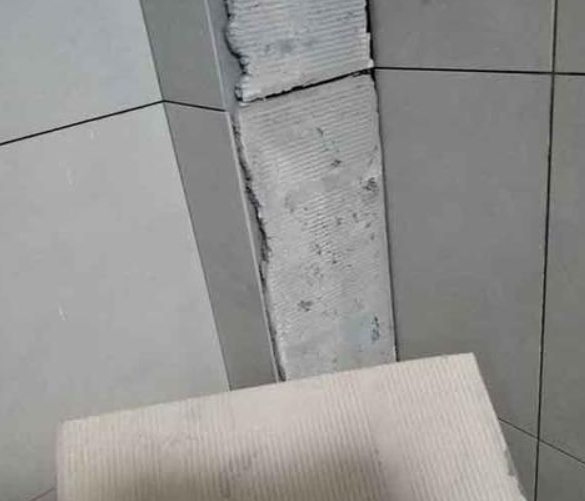岑巩瓷砖空鼓维修公司分享下厨房瓷砖脱落的补救措施。